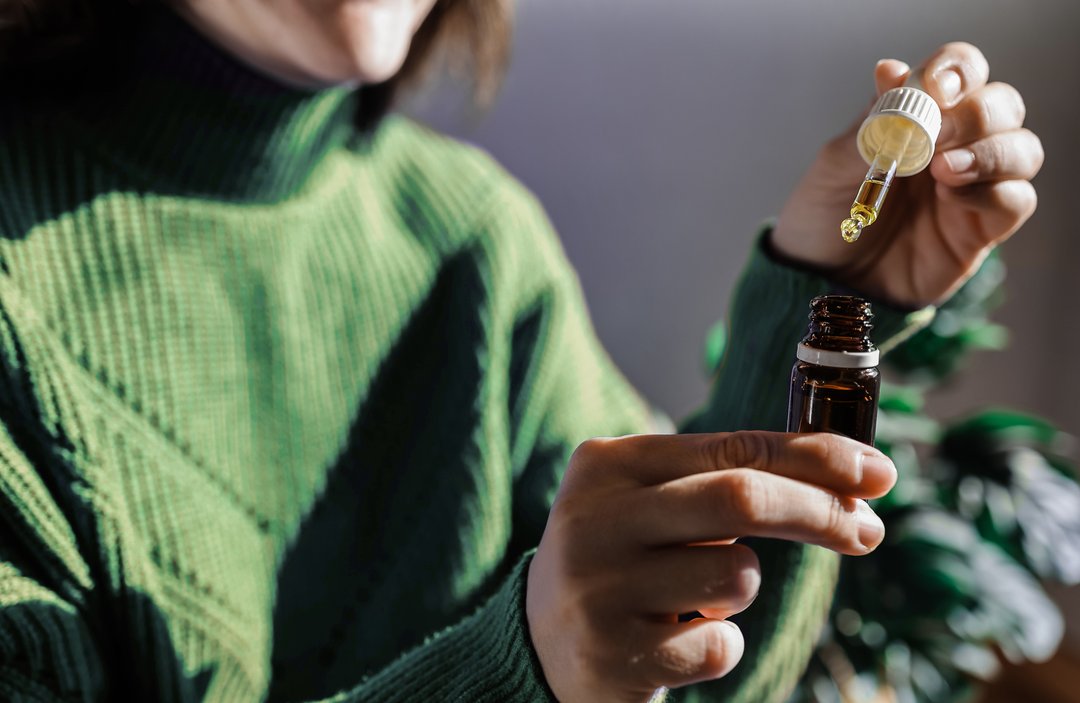 woman measuring her cbd oil tincture