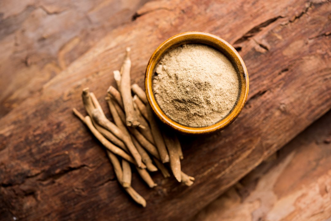 table with ashwagandha powder and root