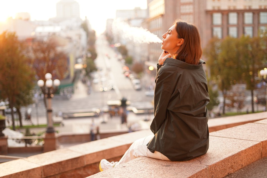 woman vaping in the city