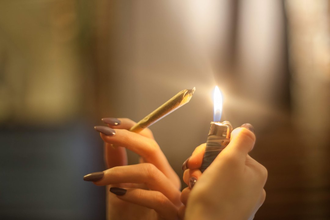 lighting a blunt
