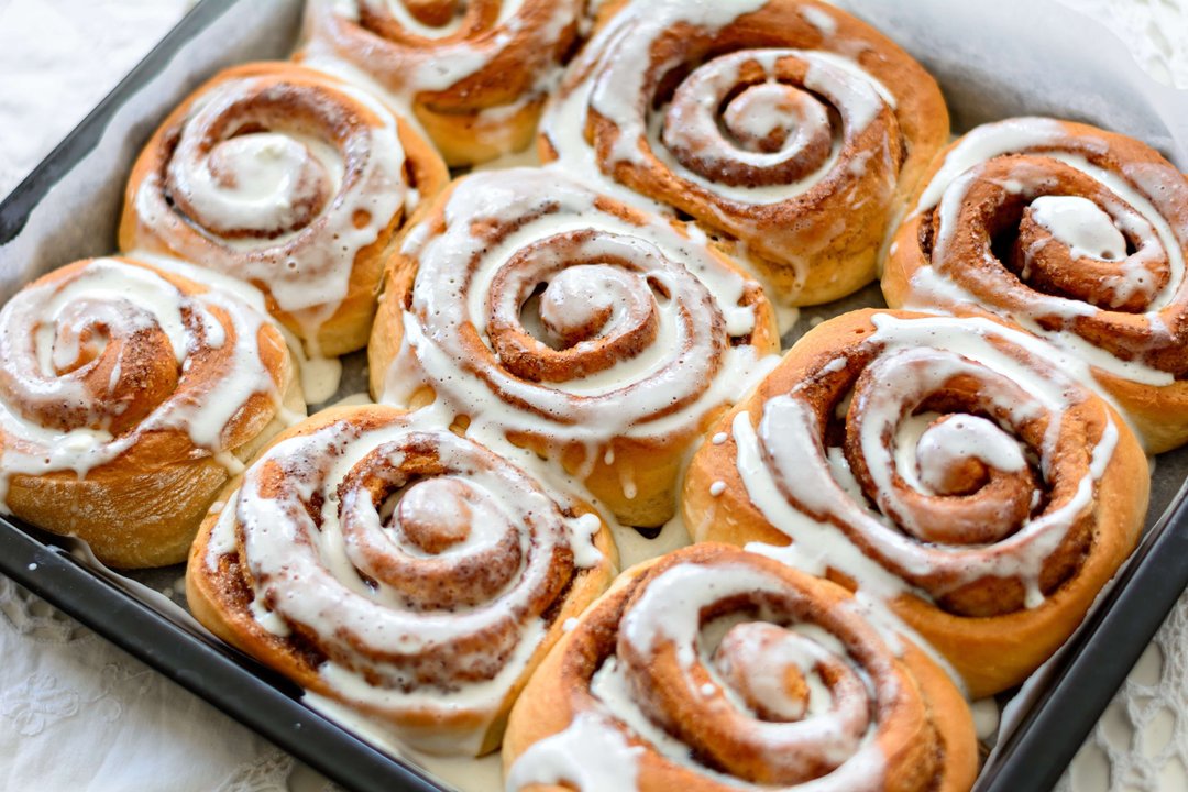 tray of freshly baked cinnamon rolls