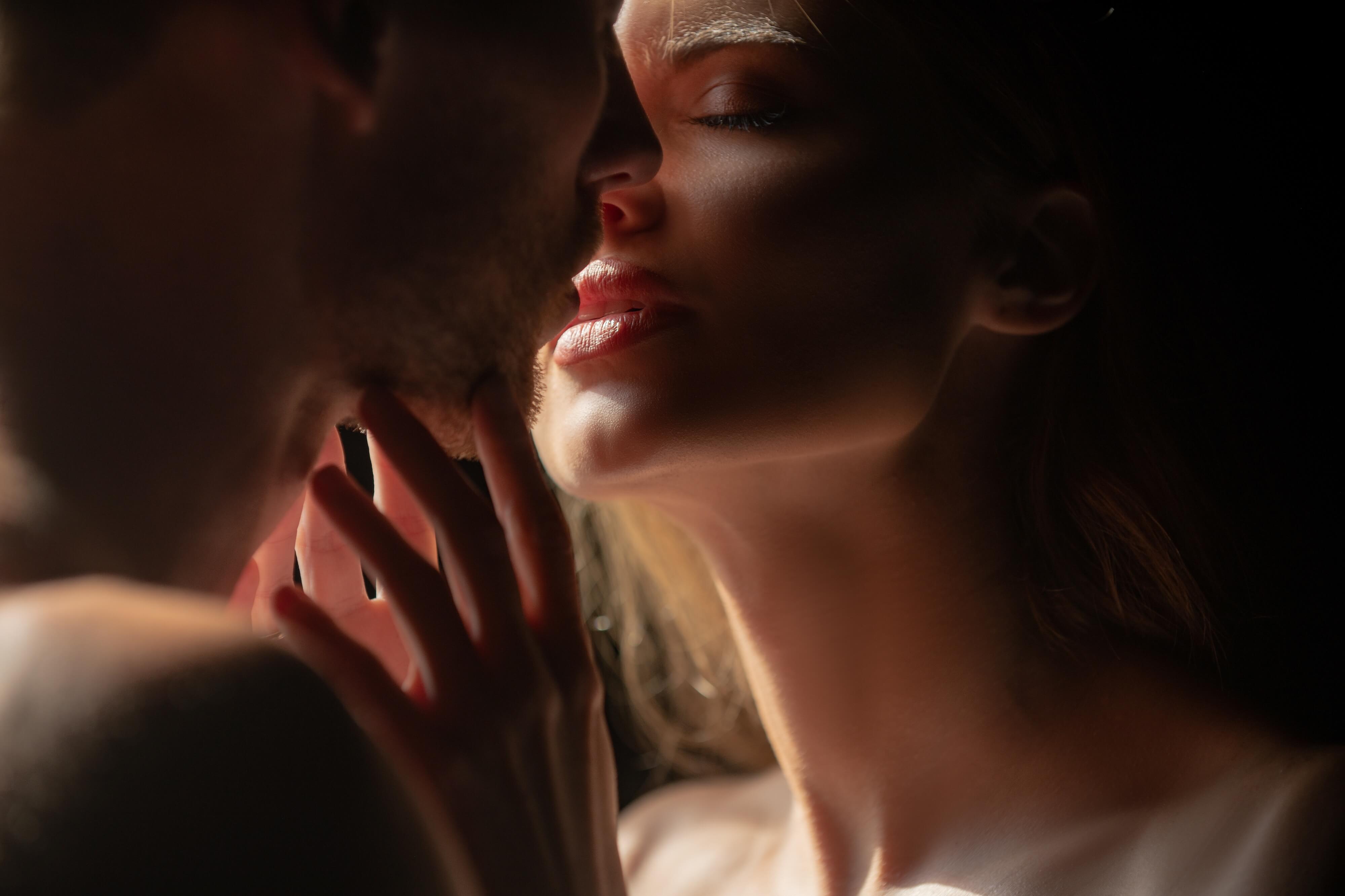 couple kissing
