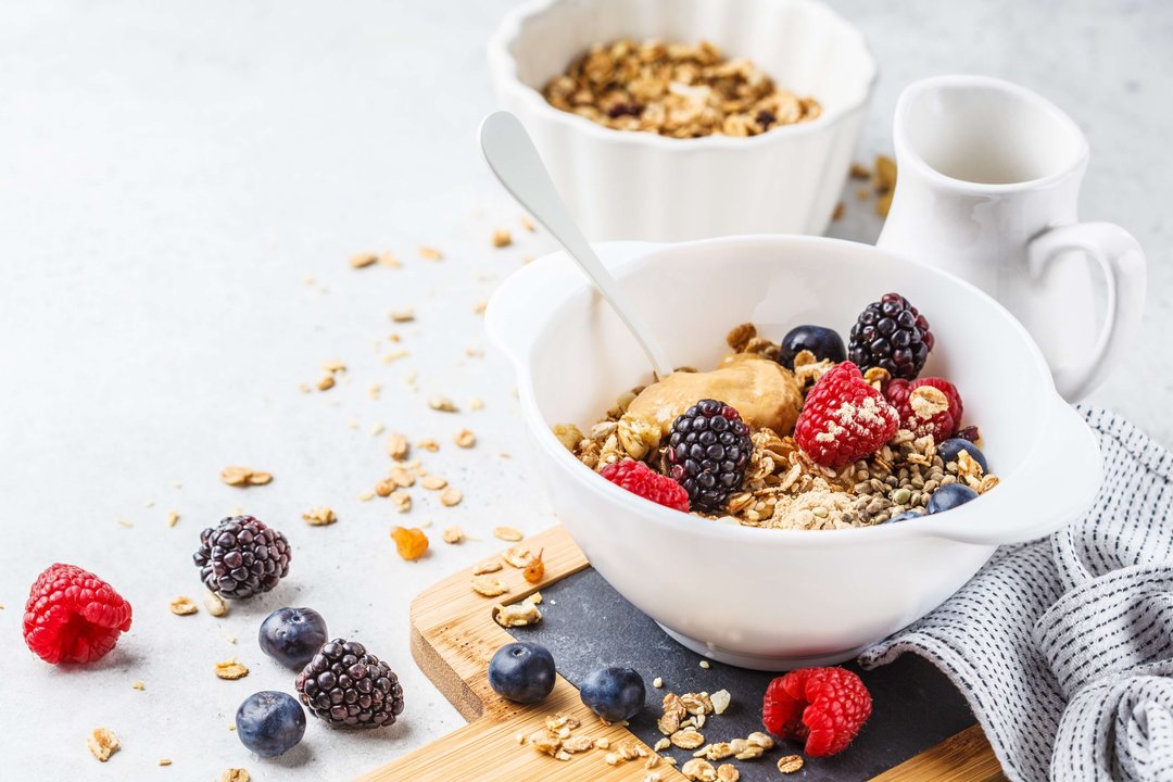 greek yogurt with granola and berries
