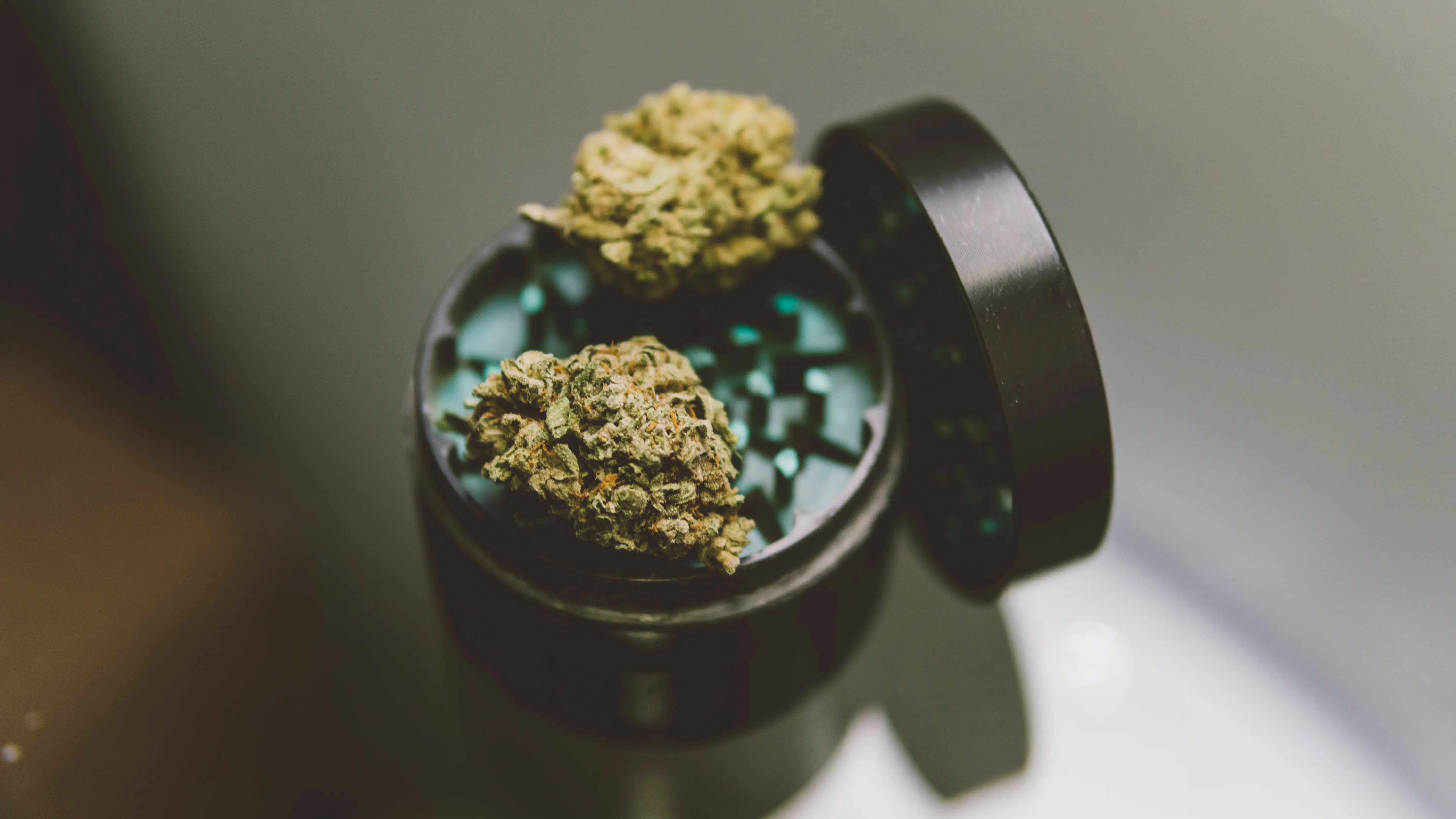 How To Grind Cannabis Flower? 3 Easy Methods