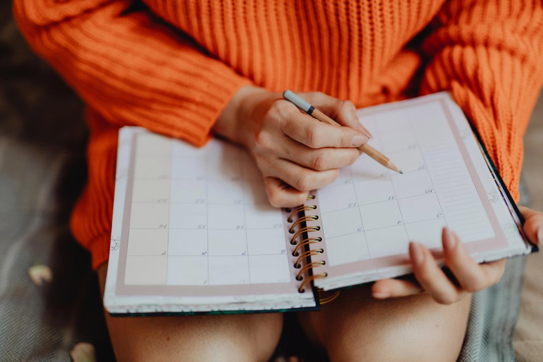 woman scheduling a t-break on an agenda