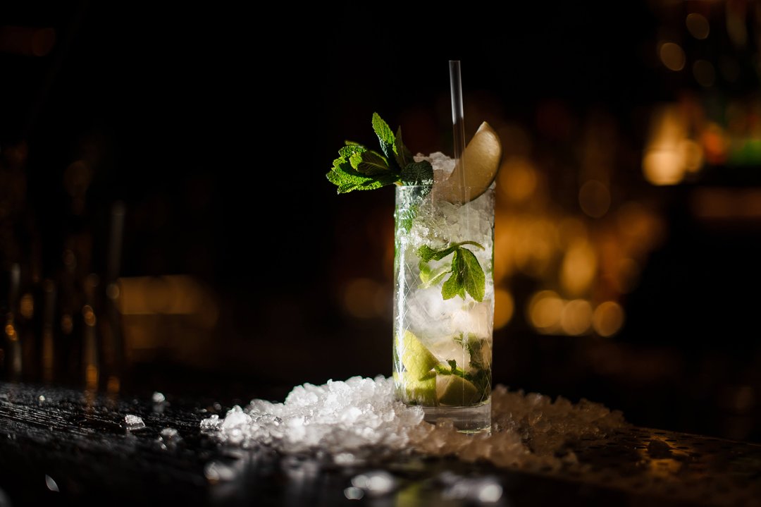 mojito with ice and lime slices